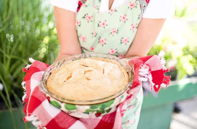 serving apple pie